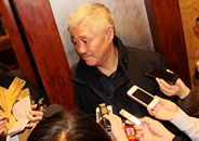 赵本山委员接受记者采访