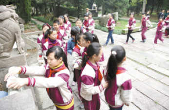 文明祭扫———让清明“气清景明”