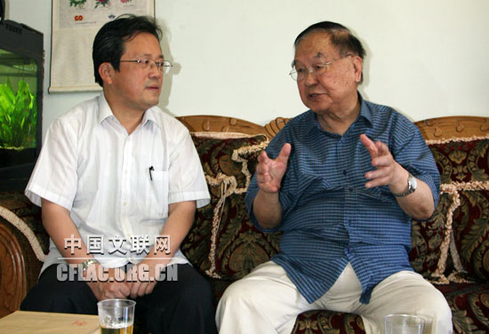 6月12日,中国文联党组成员、副主席冯远来到中国文联名誉主席周巍峙家中,向他祝贺93岁生日。图为周巍峙和冯远亲切交谈。中国文联网 余宁 摄
