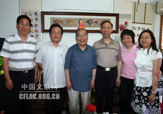 6月12日，中国文联党组成员、副主席冯远来到中国文联名誉主席周巍峙家中，向他祝贺93岁生日。图为周巍峙、冯远和陪同人员在一起合影。中国文联网 余宁 摄