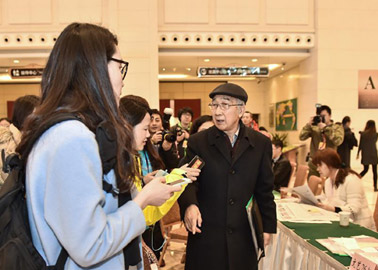 出席全国政协十二届三次会议的委员陆续报到