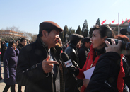 全国政协委员、著名编剧王兴东在步入会场时接受采访.JPG