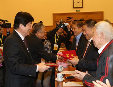 李屹、郭运德等向顾问颁发聘书