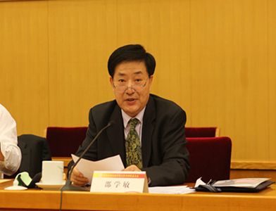 邵学敏主持闭幕式