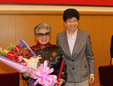 赵实向夏菊花颁发荣誉证书