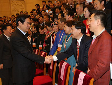 刘奇葆与参会代表握手