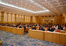 与会者认真听会