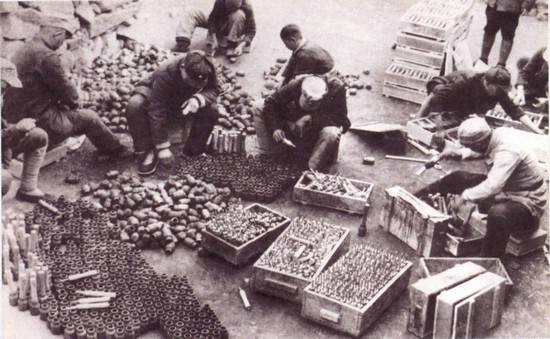 抗战时期晋察冀军区兵工厂的工人安装手榴弹