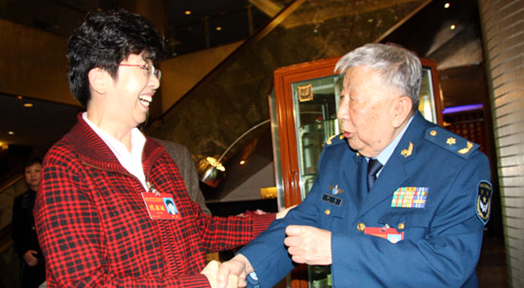 中国文联党组书记、副主席赵实与阎肃亲切交谈