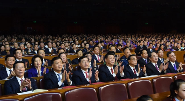 习近平等观看纪念红军长征胜利80周年文艺晚会