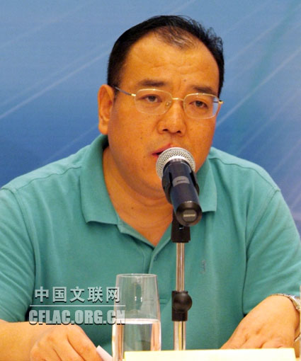 7月7日,2009年北京世界魔术大会新闻发布会在京举行。图为中国文联理论研究室主任、北京世界魔术大会新闻中心主任董耀鹏讲话。中国文联网 云菲摄影报道