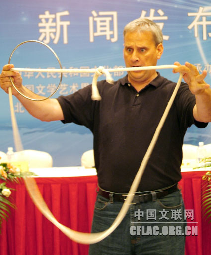 7月7日,2009年北京世界魔术大会新闻发布会在京举行。图为美国著名魔术师大卫·威廉姆森在发布会现场表演魔术。中国文联网 云菲摄影报道