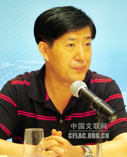 7月7日，2009年北京世界魔术大会新闻发布会在京举行。图为中国杂协分党组副书记、秘书长邵学敏主持发布会。中国文联网 云菲摄影报道