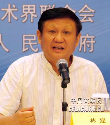 7月7日，2009年北京世界魔术大会新闻发布会在京举行。图为中国杂协分党组书记、副主席、北京世界魔术大会组委会秘书长林建讲话。中国文联网 云菲摄影报道