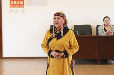 鄂伦春旗艺人为采风团演唱民族歌曲.jpg
