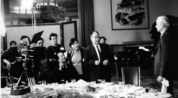 1990年,电影《决战之后》。图为李前宽、肖桂云导演在人民大会堂拍摄陈毅与蒙格马利元帅的戏_副本