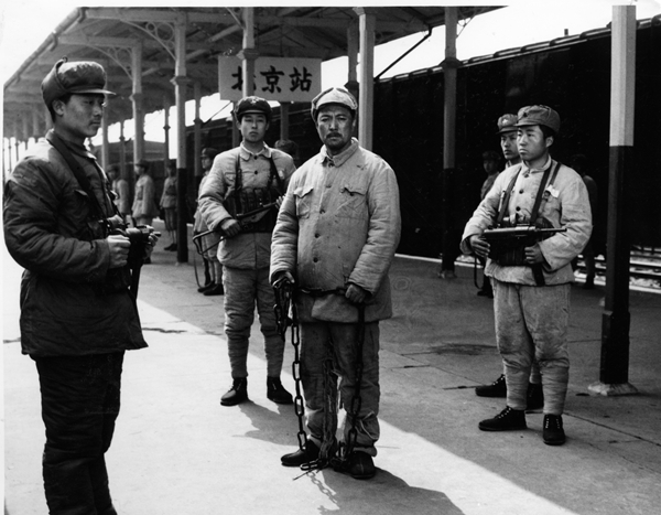 电影《决战之后》剧照,杜聿明被押进京_副本