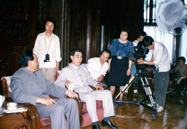 李前宽、肖桂云导演在中南海颐年堂拍摄电影《决战之后》。图中右一是拍摄师马德林,右二是肖导演,右三是李导,左一是毛泽东扮演者古月,左二周恩来扮演者黄凯_副本