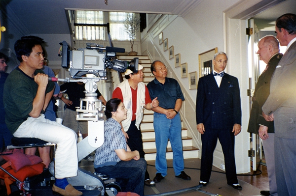 1999年,李前宽、肖桂云导演在好莱坞拍摄电视剧《抗美援朝》_副本