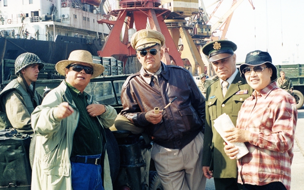 1999年,电视剧《抗美援朝》拍摄现场,李前宽导演夫妇与扮演麦克阿瑟和沃克将军的美国好莱坞演员在一起说戏_副本