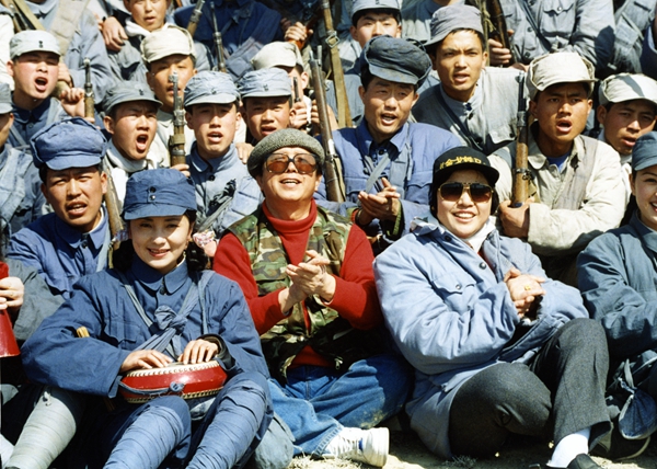 1995年,李前宽、肖桂云导演在新疆拍摄电影《明月出天山》_副本