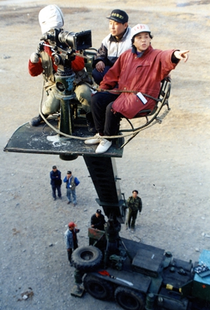 肖桂云导演在电影《七七事变》卢沟桥外景地指挥拍摄现场_副本