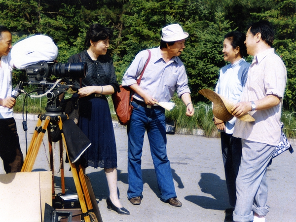 1986年,电影《田野又是青纱帐》拍摄现场。图为李前宽、肖桂云导演给李仁堂、赵丽蓉说戏
