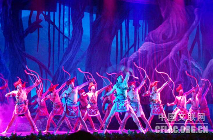 2月22日晚，海南民族特色的黎族歌舞诗《达达瑟》，让来自海峡两岸和港澳地区艺术家们感受到海南人民的热情和淳朴。图为演出剧照