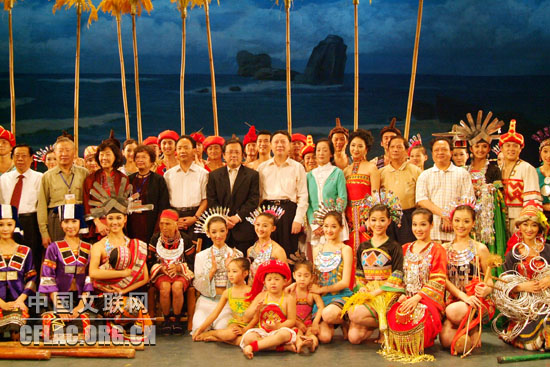 2月22日晚，黎族歌舞诗《达达瑟》演出后，中国文联党组成员、副主席冯远、杨志今等与演员合影。
