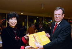 赵实在开幕式演出后的招待酒会上向马尔默市市长肯特·安德森赠送礼品.jpg