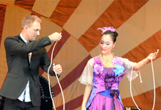 中国魔术师与瑞典观众互动.jpg