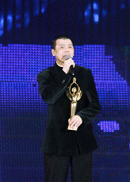 冯小刚获得最佳导演奖.gif