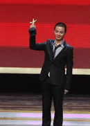 余少群获优秀新人男演员奖.gif