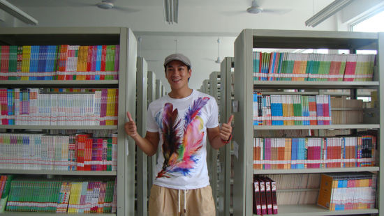 何润东在爱心阅览室