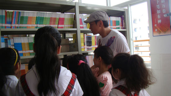 何润东与小朋友一起读书