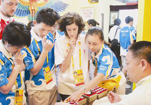 2008年8月，在奥运村举办的“中国民族民间手工艺制作展示”活动取得圆满成功。.jpg
