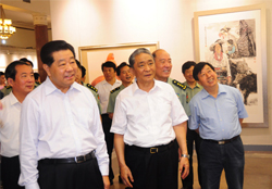 贾庆林同志观看“纪念西藏和平解放60周年美术作品展览”