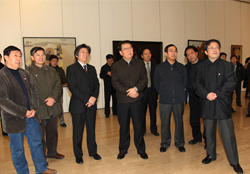 李长春同志观看“全国第三届青年美展”