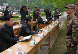 中国美协分党组副书记刘健为军营战士画速写