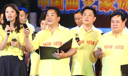 姜昆引领现场观众发短信为红十字会捐款