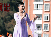 王莉为群众演唱。.gif