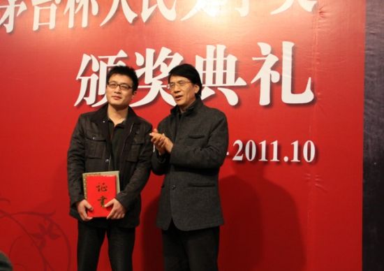 何建明为海飞颁奖