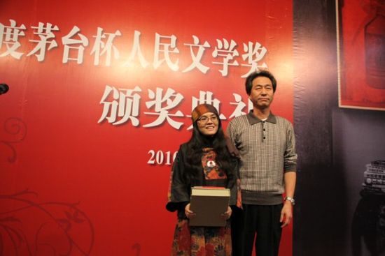 葛笑政为塞壬颁奖