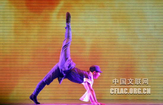 中国文艺网-中国舞协副主席、青年舞蹈家黄豆