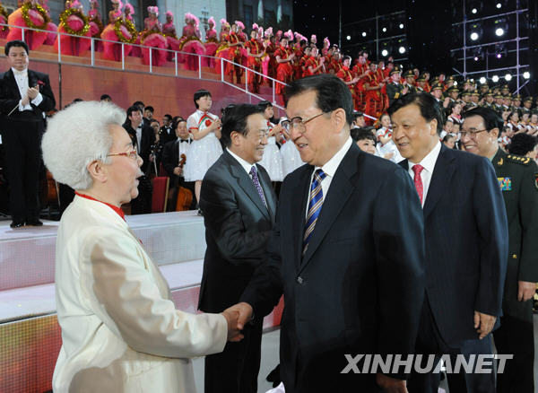 6月12日晚，作为庆祝中华人民共和国成立60周年向祖国汇报系列文艺活动之一，首届中国聂耳音乐（合唱）周开幕式晚会《前进颂》在北京人民大会堂举行。中共中央政治局常委李长春与首都各界群众一同观看演出。这是演出结束后，李长春等登台向演员祝贺演出成功。新华社记者 马占成摄