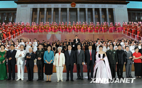 6月12日晚，作为庆祝中华人民共和国成立60周年向祖国汇报系列文艺活动之一，首届中国聂耳音乐（合唱）周开幕式晚会《前进颂》在北京人民大会堂举行。中共中央政治局常委李长春与首都各界群众一同观看演出。这是演出结束后，李长春等与演员合影。新华社记者 马占成摄