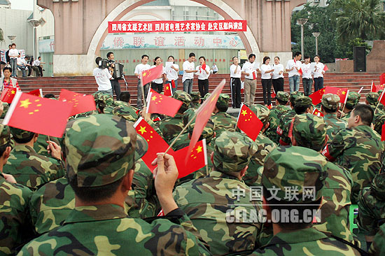 6月3日，四川省文联艺术团赴什邡灾区慰问演出现场。中国文联网 余宁 摄
