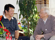 覃志刚看望王琦