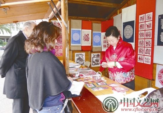 剪紙藝術家孫二林為摩納哥觀眾表演民間剪紙藝術