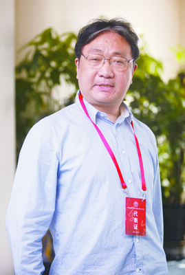 中国文艺评论家协会第一届主席团成员简介